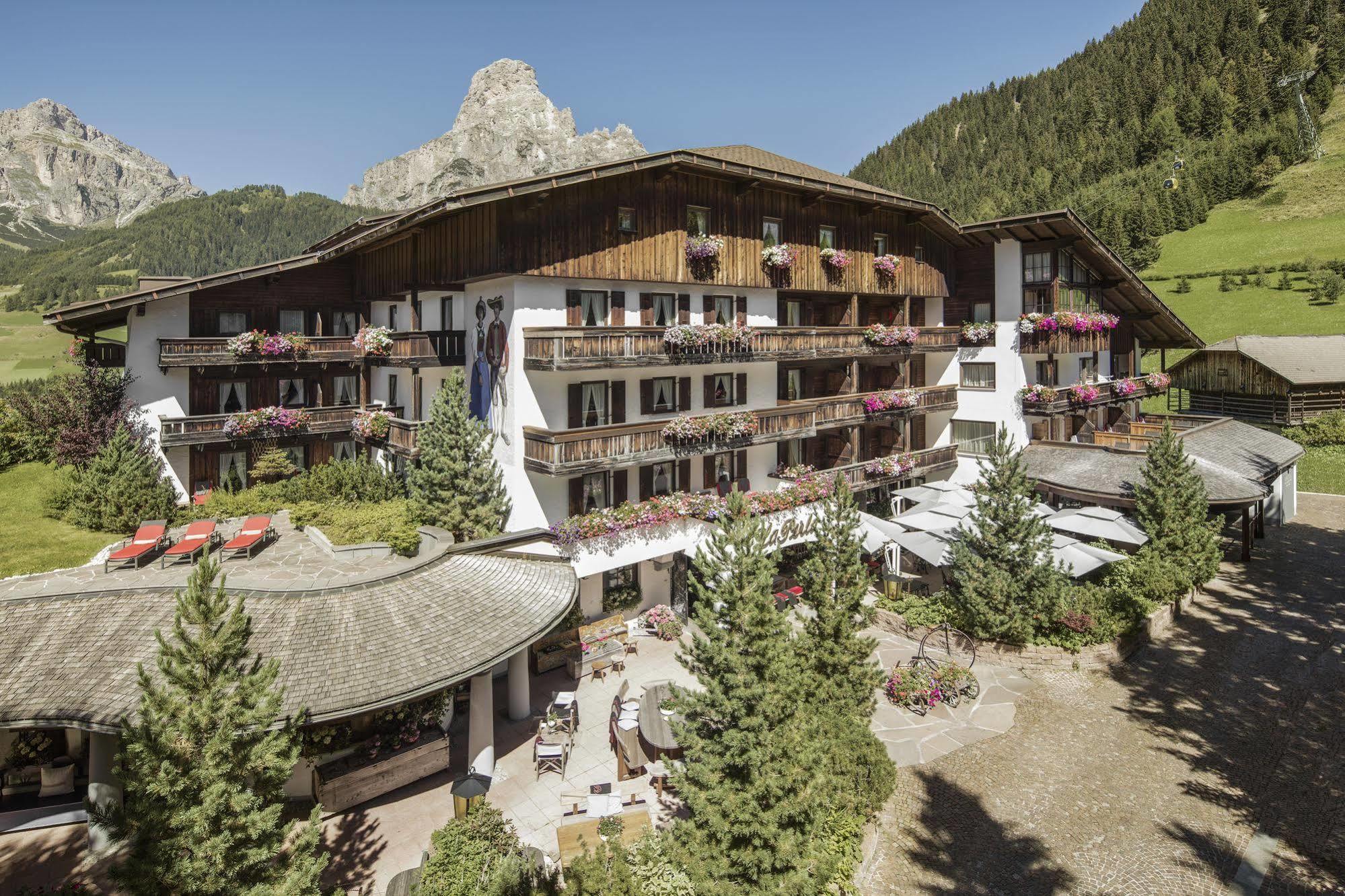 Hotel La Perla: The Leading Hotels Of The World Corvara In Badia Esterno foto